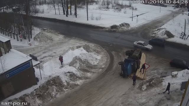 На ул. Ригачина перевернулся грузовик