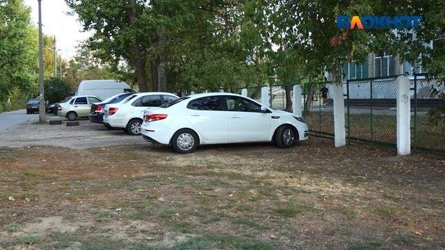 Убогие детские площадки и лихачи на автомобилях: проверка 19 микрорайона в Волжском