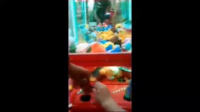 В автомате с игрушками выиграли игрушку с 3 попыток