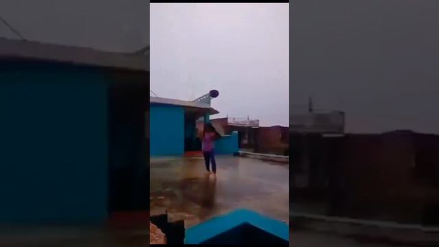Девушка едва избежала удара молнии в Ситамархи, Индия.