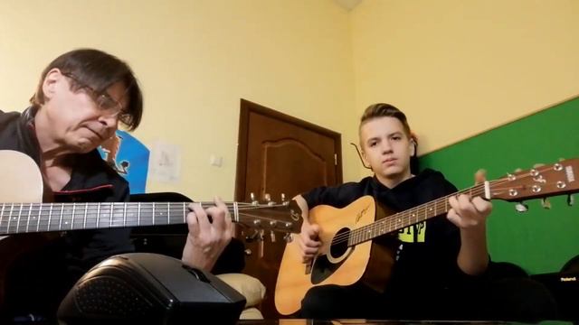 Ваня Маслов и Виктор Русинов репетируют на гитарах песню Let It Be