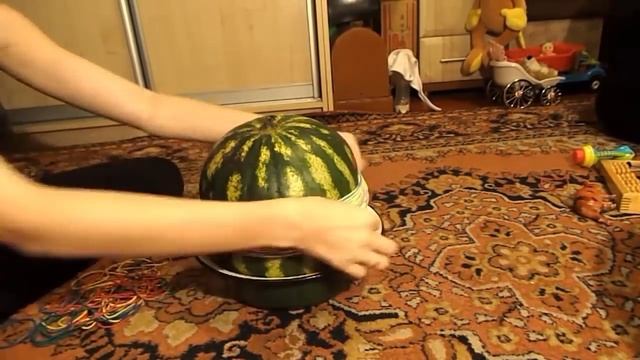 1000 канцелярских резинок + арбуз. Разорвало арбуз на мелкие куски с помощью резинок