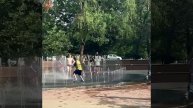 Платановый бульвар в Краснодаре: купальный сезон в Краснодаре открылся вместе с сезоном фонтанов.
