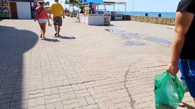 Сочи Лазаревское 11 часов утра, не протолкнуться, на пляже полно народу