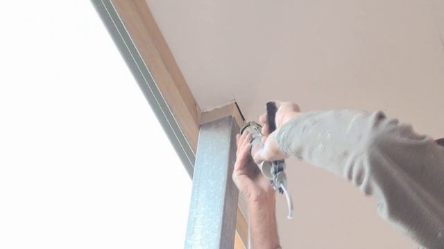How To Caulk Larger Gaps - The Technique Used To Fill Larger Gaps Or Cracks With An Acrylic Sealant