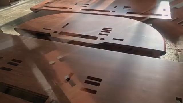 Конференц стол из массива дуба и массива ореха после этапа покраски