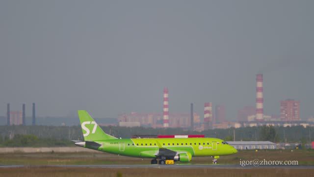 Эмбраер Е170 авиакомпании S7 Airlines на рулении после приземления в аэропорту Толмачёво.