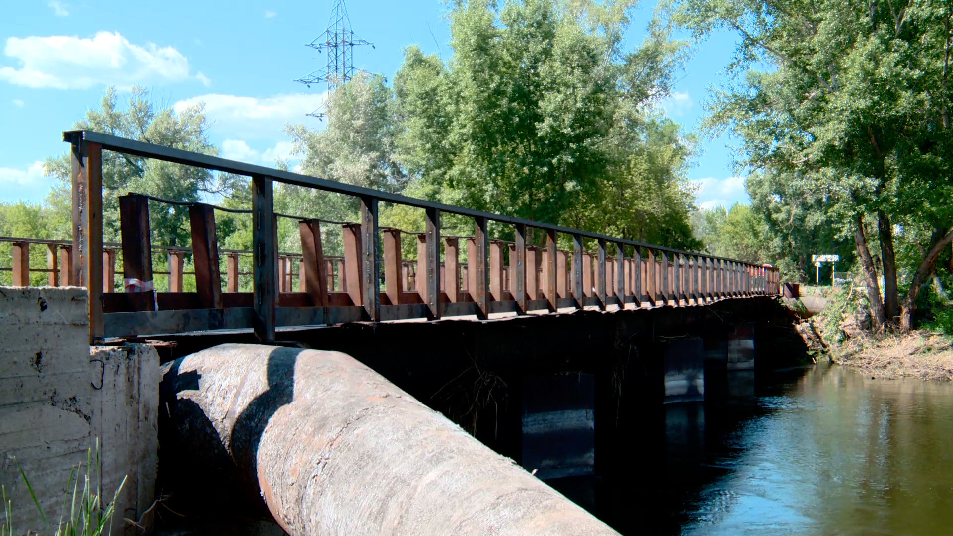 Специалисты Уральской Стали восстановили металлические конструкции двух мостов через Урал.