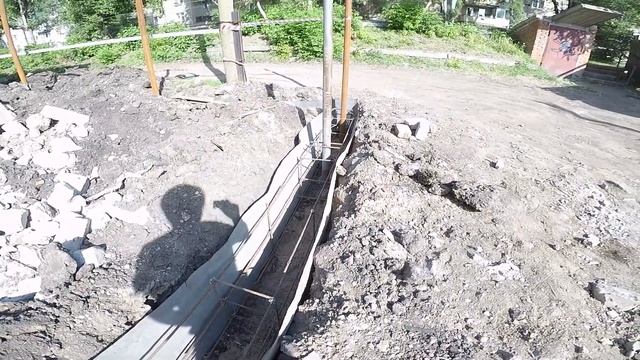 Первые работы по установке и монтажу забора - копка траншеи фундамент и трубы для столбов