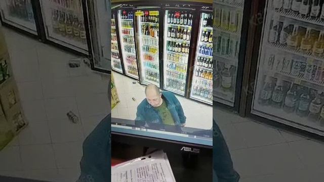 В поселке Коксовый Белокалитвинского района пьяный мужик разнёс холодильник в магазине "КБ". 🙈