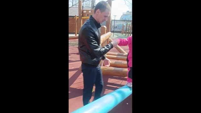 Элис с папой в парке