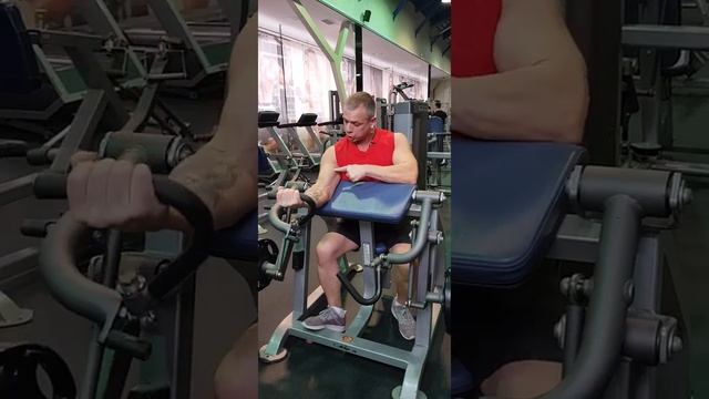 проработка бицепса в тренажёре