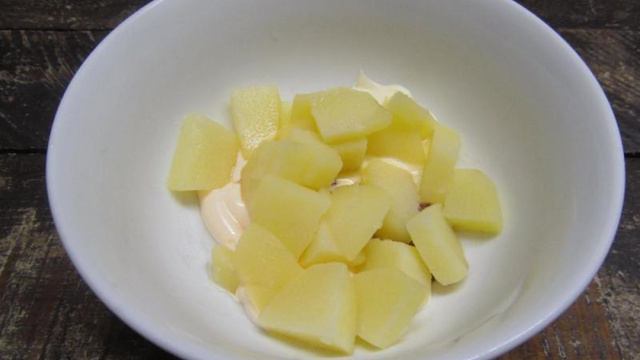 Весенний салат из картофеля с огурцом и редисом