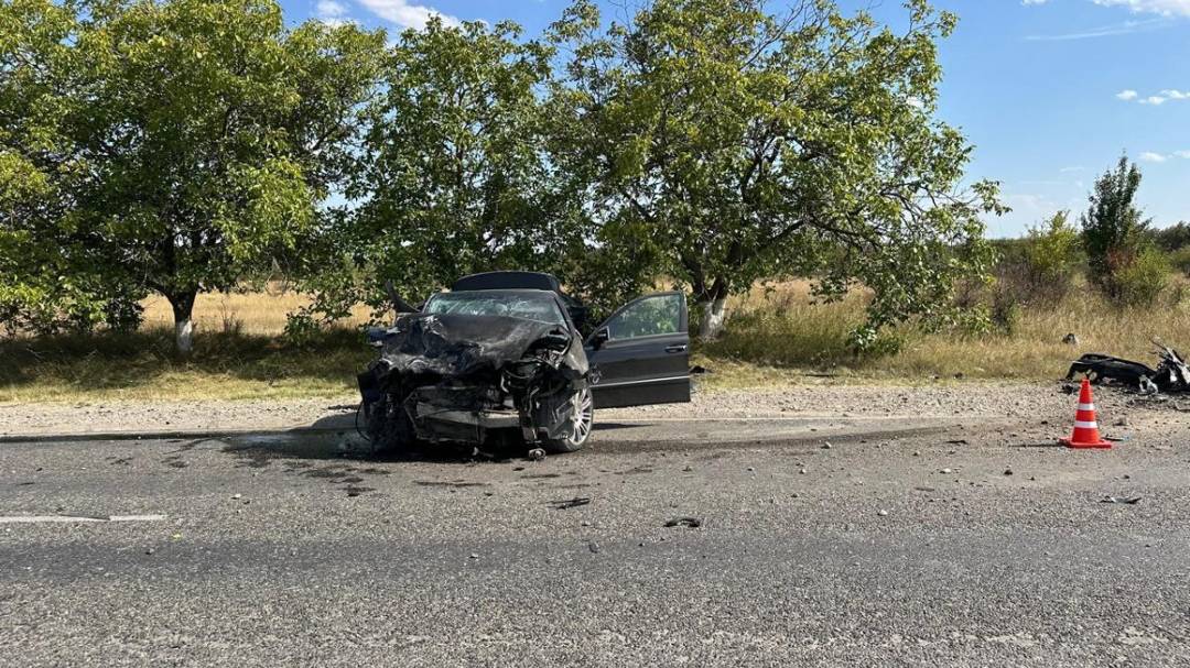 Один человек погиб и четверо пострадали при столкновении двух Mercedes на Ставрополье