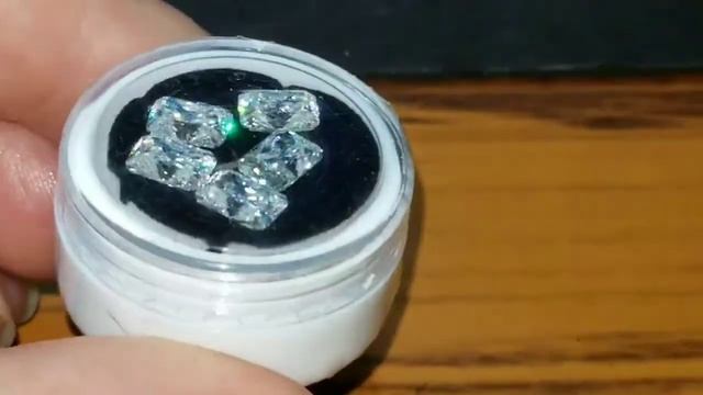 Муассанит  чисто белый радиант 1 ct  5 х 7  mm.