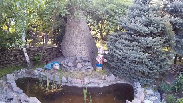 Декоративный буратино с черепахой украшают маленький бассейн