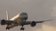 Дримлайнер авиакомпании Etihad приземляется в аэропорту Пхукет на закате.