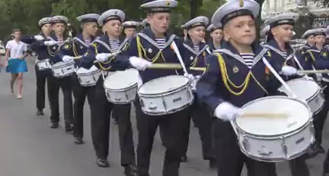 Владивосток перед парадом участников СКФ Дальневосточной Регаты учебных парусных судов - 2018.