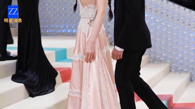 2023年的Met Gala上，Jennie和宋慧乔的自拍照在全球引起轰动。