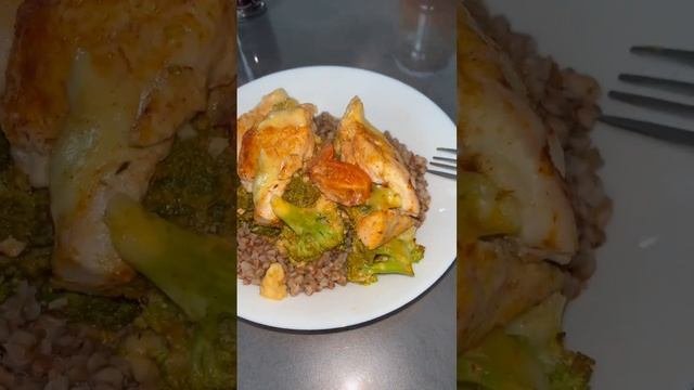 Гречка ? Сливочный соус ?куриная грудка ? брокколи ? и мы ???