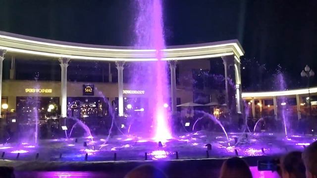 Огненныйтанцующий фонтан на курортном бульваре.Firedancing fountain on the resort boulevard.