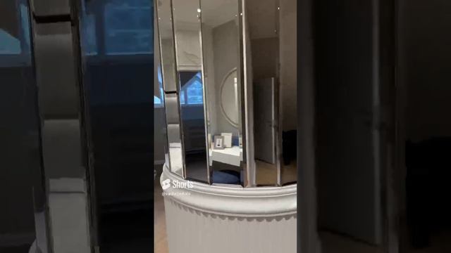Круглая зеркальная колонна с фацетом  для проекта студии Архбутик. Колонна закрывает дымоход камина.