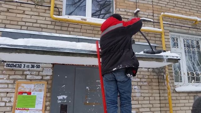 Чистка козырьков от снега. п.Зеленоградский