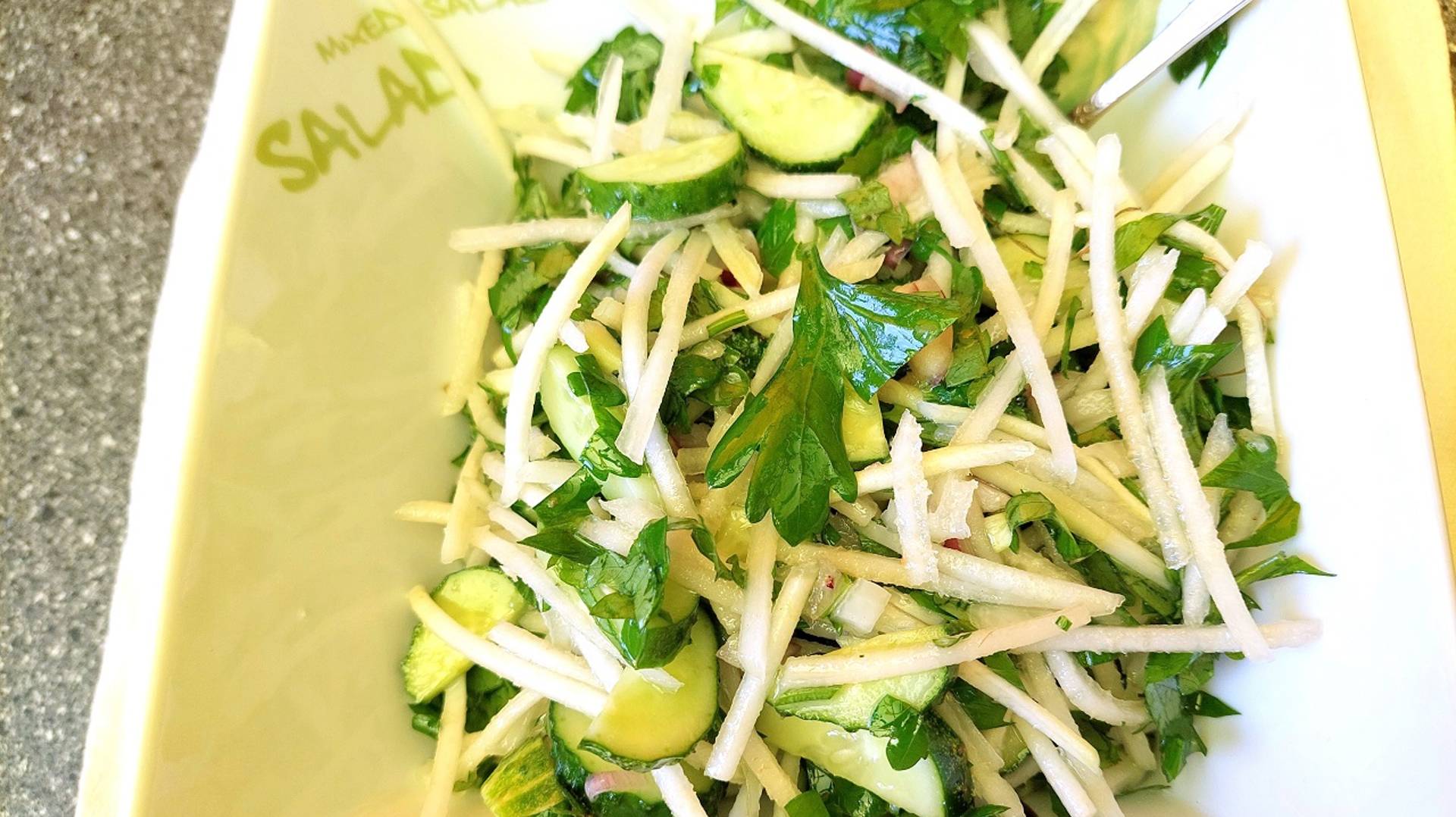 Салат из кольраби с огурцами и зеленью. Яркий хрустящий салат.