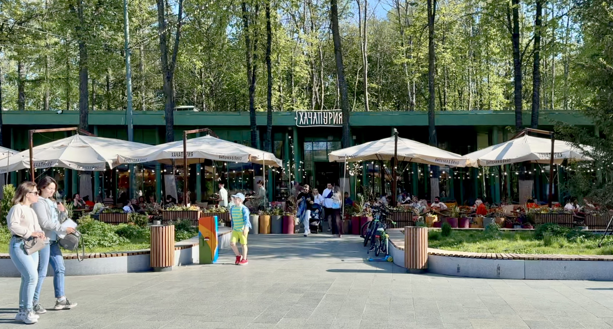 Прогулка по парку "Швейцария" - огромный кот, кафе, весенний вид, фонтан, аллея берёз. Н.Новгород