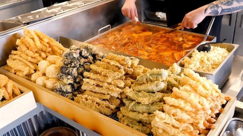 Коллекция популярных корейских острых блюд (Ттокбокки). Корея.