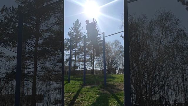 "Солнечный" комплекс на турнике.подъём с переворотом,выход на две по очереди три раза и подносы ног