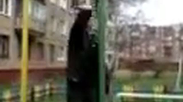 Пацан решил ударится башкой а получилось упал на спину