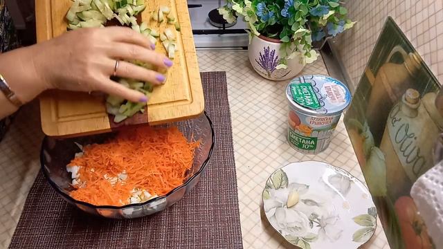 Салат из самых простых продуктов. Получается вкусным и полезным, не вредит фигуре.