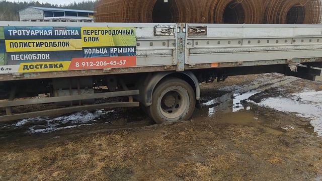 весна дорогу развезло .
тянем маз без водителя!