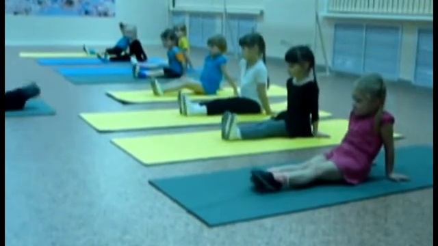 Танцуют дети 4 - 5 лет .avi