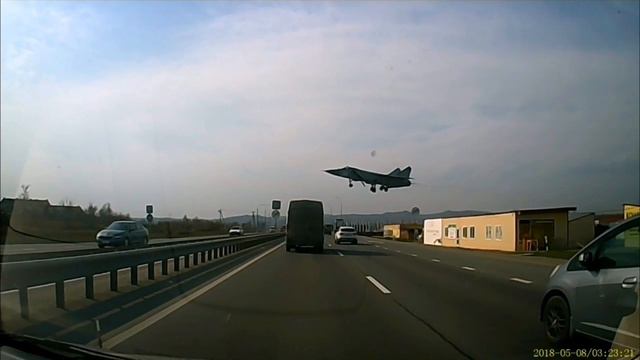 Истребитель заходил на посадку прямо над трассой недалеко от Владивостока