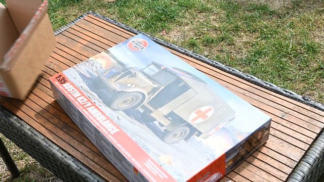Airfix 1:35 Austin K2/Y Ambulance Unboxing (with gift)