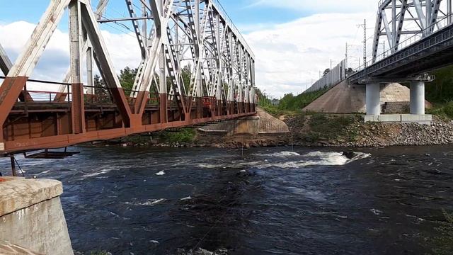 Электровоз 2ЭС4к "ДОНЧАК" летит по мосту через реку Вуоксу