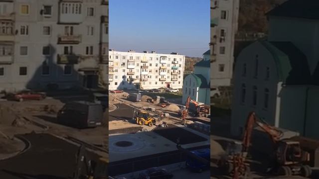 Экскаватор-погрузчик работает на строительстве храма