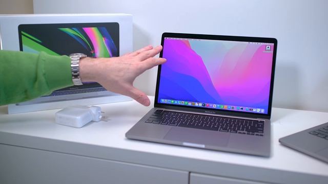 M2 MacBook Pro Apple Store Launch Day + M2 V M1 Mac Benchmarks & Face Reveal ?