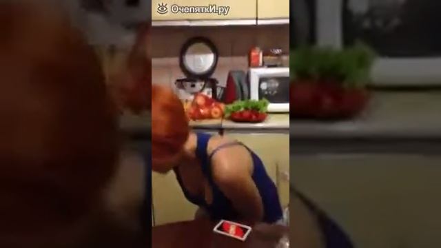У девушки смех тюленя