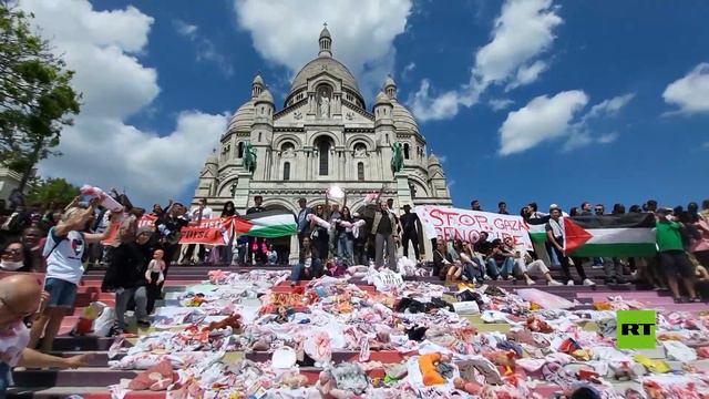 تضامنا مع غزة.. عشرات من الدمى والألعاب "الدامية" تظهر على درجات كاتدرائية القلب المقدس وسط باريس