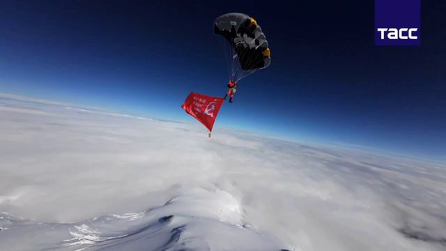 🇷🇺🔥 Российский парашютист в полёте над Эльбрусом развернул Знамя Победы 🇷🇺