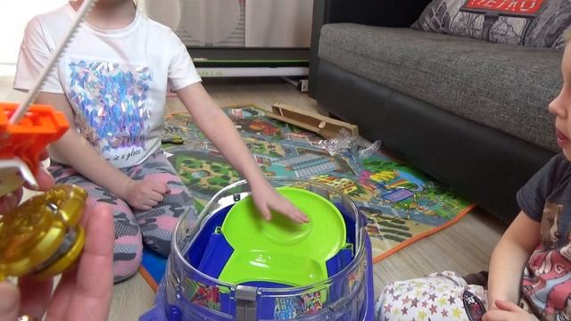 БЕЙБЛЭЙД На новой Арене Beyblade Для Детей kids children  играем первый раз?
