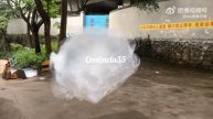 В Китае после прошедших событий в г. Гуанчжоу жители сообщают о падении с неба пенных облаков🫨