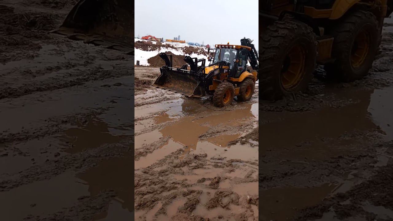 Экскаватор-погрузчик Shanmon на труднопроходимой стройке