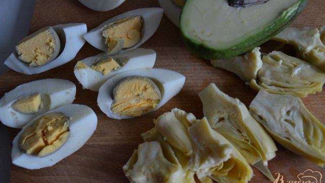 Салат с авокадо , яйцом и крабовыми палочками