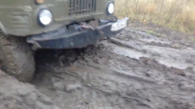 Газ 66 с дровами  пробивается.