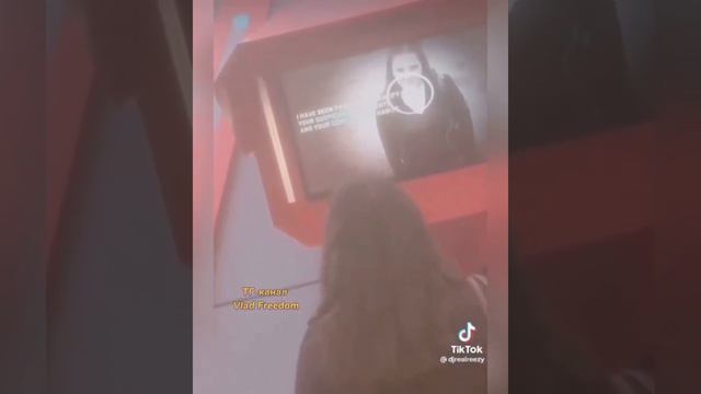 Пирамида сканирует людей.