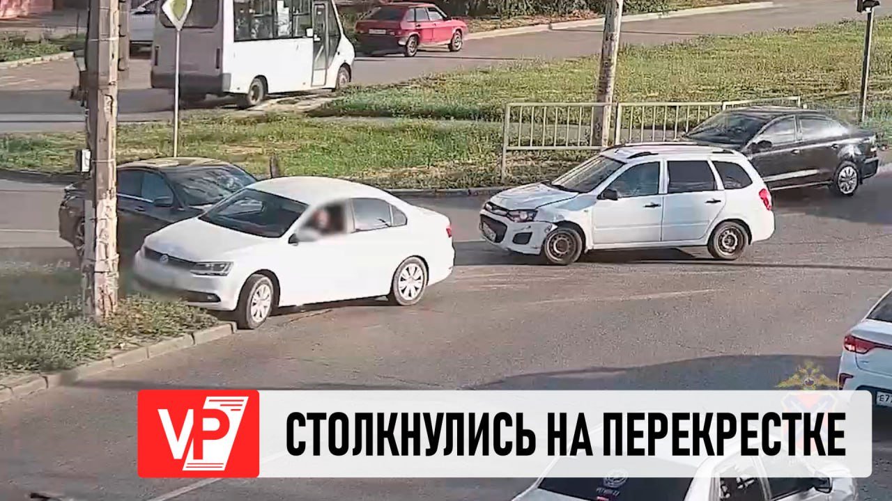 В ВОЛГОГРАДЕ НА ПЕРЕКРЕСТКЕ СТОЛКНУЛИСЬ НЕСКОЛЬКО АВТОМОБИЛЕЙ